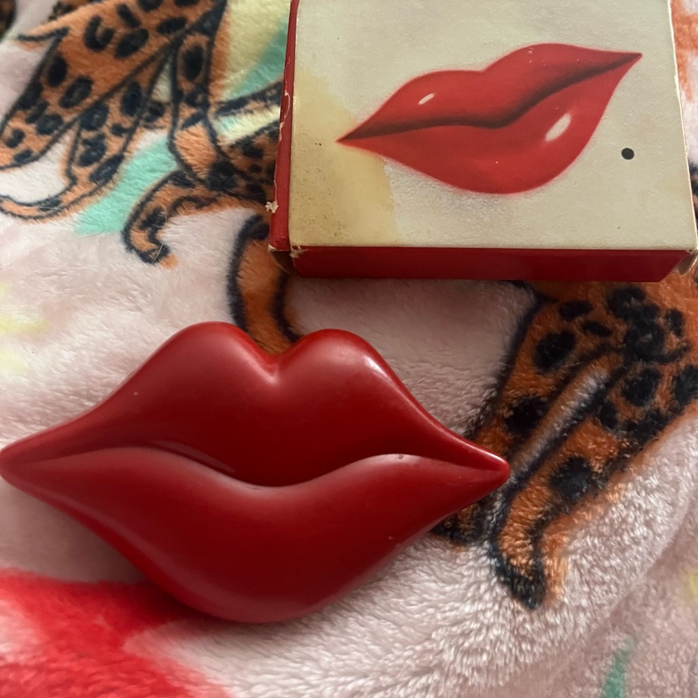 1970's Avon KISS 'N MAKEUP Lip Gloss Compact  w/ Original Box👄👄⭐️RARE⭐️